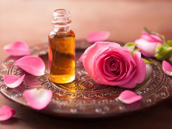 قد يكون زيت الورد مفيدًا بشكل خاص لتجديد خلايا الجلد. 